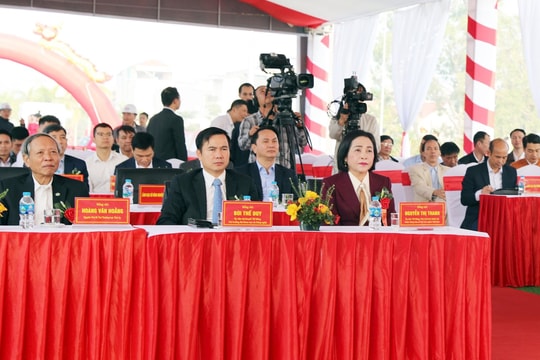 ­Phó Chủ tịch Quốc hội Nguyễn Thị Thanh dự Lễ thông xe kỹ thuật dự án Cầu vượt đường sắt Bắc - Nam tại Thanh Hóa