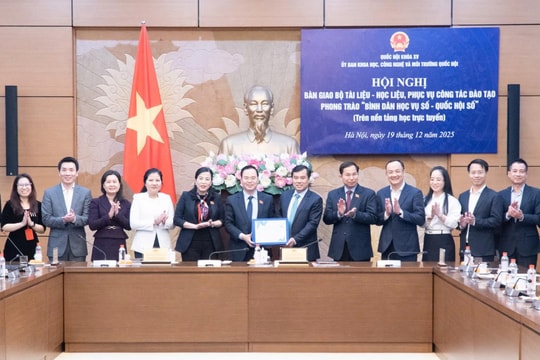 Bàn giao Bộ Tài liệu - Học liệu phục vụ đào tạo phong trào "Bình dân học vụ số - Quốc hội số"
