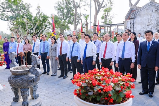 Giám đốc Học viện Chính trị Quốc gia Hồ Chí Minh Nguyễn Xuân Thắng dâng hương tưởng niệm Đại thi hào Nguyễn Du