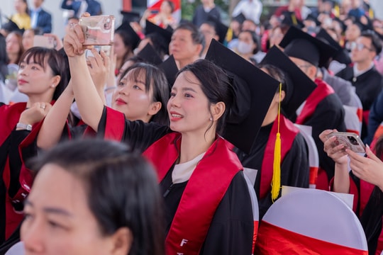 Hơn 550 tân thạc sĩ, tiến sĩ Trường Đại học Ngoại thương tốt nghiệp ra trường