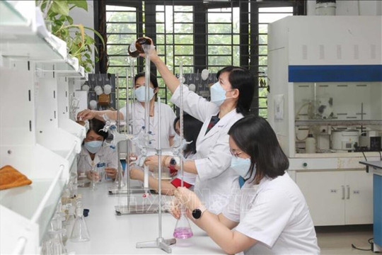 Hoàn thiện thể chế khơi thông động lực phát triển đất nước