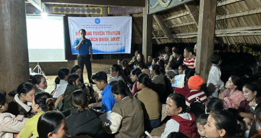 Tuyên truyền chính sách bằng tiếng Cơ Tu