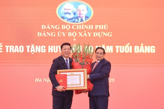 Bộ trưởng Xây dựng Trần Hồng Minh được trao Huy hiệu 40 năm tuổi Đảng và Huân chương Lao động hạng Nhất