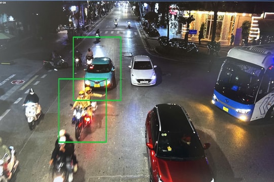 Hà Nội: Camera AI chuyển "làn sóng xanh", CSGT mở đường đưa sản phụ đi cấp cứu kịp thời