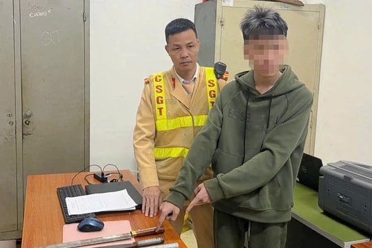 Hà Nội: CSGT khống chế đối tượng mang hung khí khi tham gia giao thông