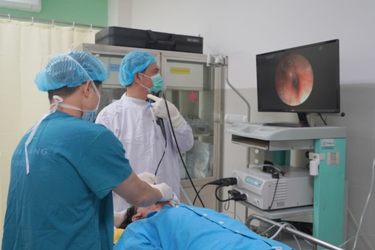 Nội soi gắp hai chiếc răng giả nằm hơn 20 năm trong phổi bệnh nhân