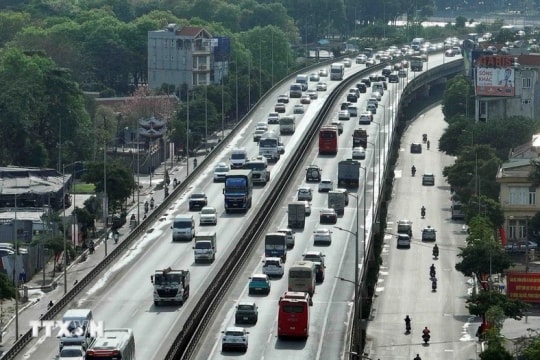 Hanoi to pilot rush-hour restrictions on heavy trucks, container vehicles