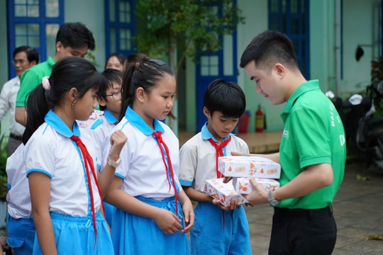 "Chuyến xe yêu thương" của Trường Đại học Đông Á đến với các điểm trường ở Nông Sơn