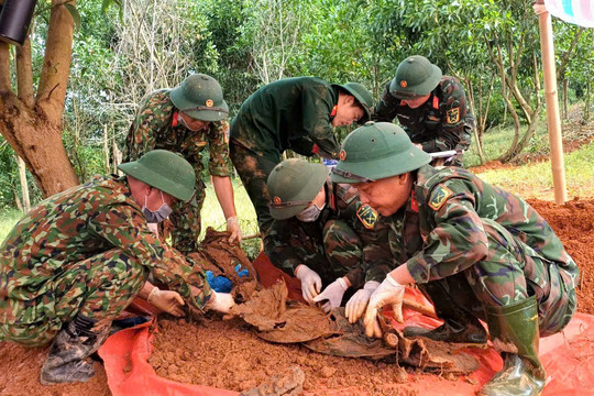 Những người lính âm thầm tìm hồn thiêng trên đất lửa