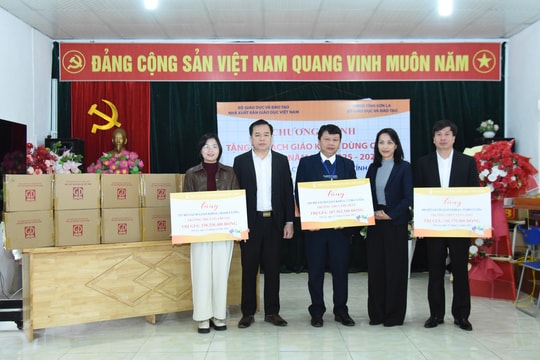 Nhà xuất bản Giáo dục Việt Nam trao tặng hơn 80.000 bản sách cho học sinh tỉnh Sơn La
