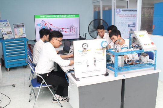 Sinh viên tốt nghiệp trước hạn, dấu ấn từ học tập đến nghiên cứu khoa học