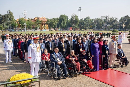 Đoàn đại biểu dự Đại hội thi đua yêu nước toàn quốc lần thứ XI vào Lăng viếng Chủ tịch Hồ Chí Minh