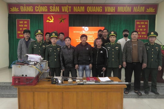 Người dân Quảng Trị tự nguyện giao nộp vũ khí tự chế, vật liệu nổ