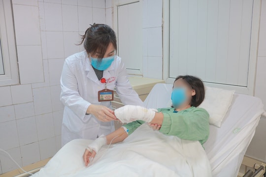 Tự dùng hóa chất thông bồn cầu mua trên mạng, người phụ nữ nhập viện cấp cứu