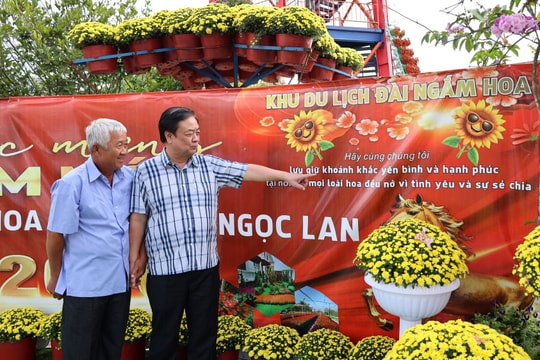Phó Chủ tịch Quốc hội Lê Minh Hoan thăm một số hộ dân trồng hoa kiểng ở Sa Đéc, Đồng Tháp