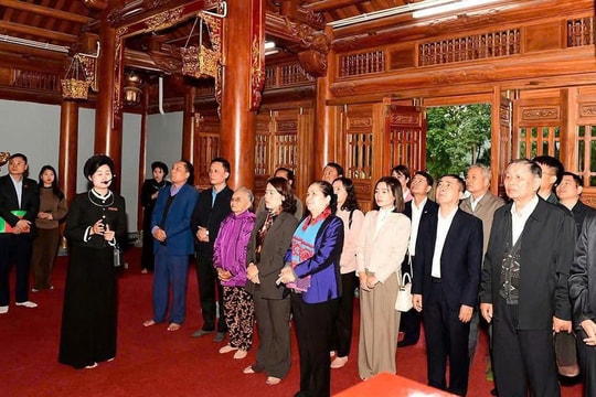 Đoàn ĐBQH tỉnh Lai Châu dâng hương tại Khu di tích Ban Thường trực Quốc hội