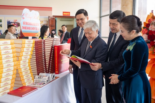 Phó Chủ tịch Thường trực Quốc hội Đỗ Văn Chiến dự tổng kết công tác Đoàn ĐBQH tỉnh Nghệ An