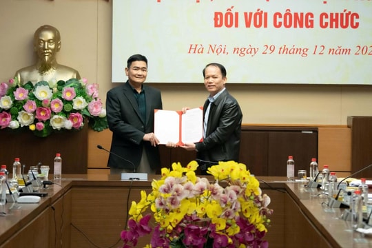 Trao quyết định nghỉ hưu đối với Phó Vụ trưởng Vụ Pháp luật và Tư pháp