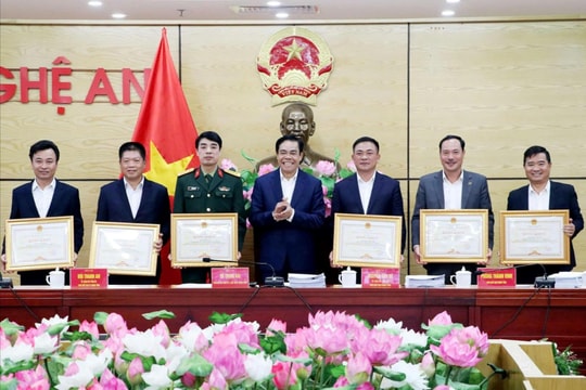 Nghệ An: Tặng Bằng khen cho 14 tập thể, cá nhân có thành tích xuất sắc trong công tác cấp điện