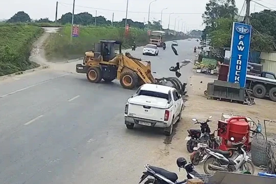 Phú Thọ: Bài học đau xót cho cả lái máy múc và chủ xe gây tai nạn nghiêm trọng