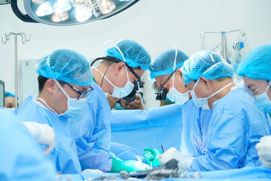 Ca ghép tim xuyên đêm hồi sinh bé trai 15 tuổi