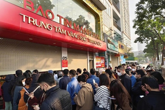 Người dân xếp hàng chờ mua vàng "Tiểu Kim Cát" 0,1 chỉ tại Bảo Tín Mạnh Hải