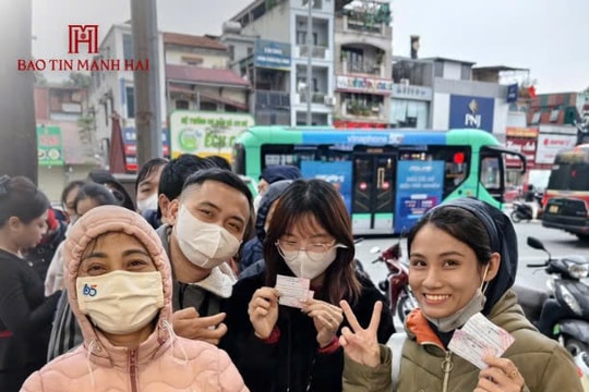 Gen Z xếp hàng săn thẻ vàng 0,1 chỉ để khai vận 2026