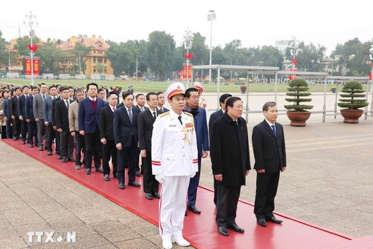 Đoàn cán bộ ngành nội chính Đảng vào Lăng viếng Chủ tịch Hồ Chí Minh