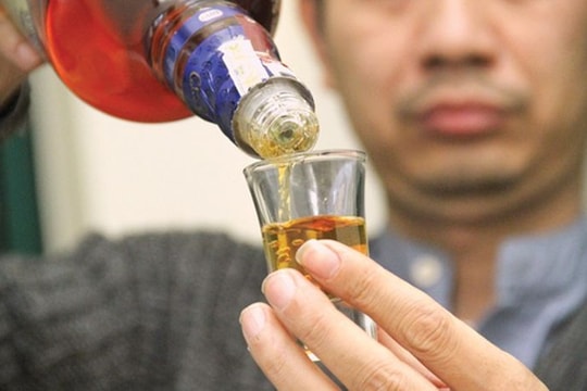 Ngộ độc rượu giả, bác sĩ cảnh báo gia tăng trong dịp Tết