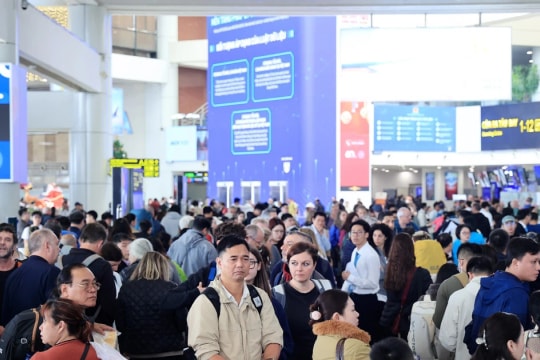 Noi Bai airport hits record international arrivals on final day of New Year holiday