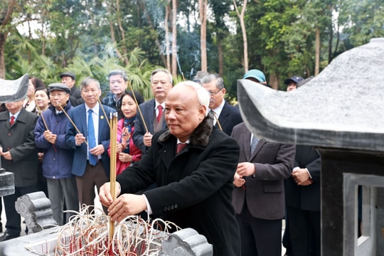 Câu lạc bộ Cựu đại biểu Quốc hội tham dự chương trình “Về nguồn” tại Tuyên Quang