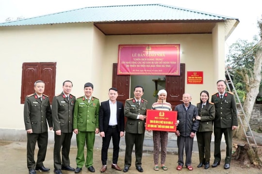 Công an tỉnh Hà Tĩnh bàn giao nhà cho hộ dân bị thiệt hại do bão lũ