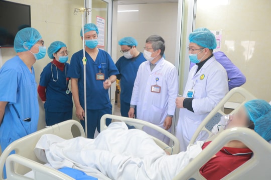 Cấp cứu kịp thời 15 nạn nhân vụ cháy nhà 3 tầng ở Hà Nội