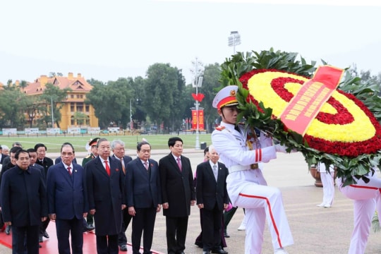 Party, State leaders pay tribute to President Ho Chi Minh on 80th anniversary of first general election