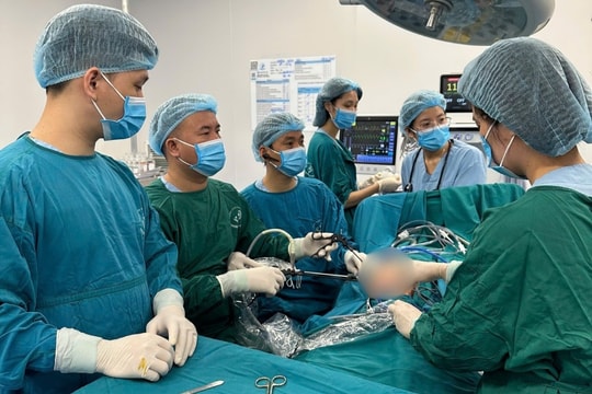 Bé trai 12 tuổi đau bụng âm ỉ, phát hiện thủng hành tá tràng hiếm gặp