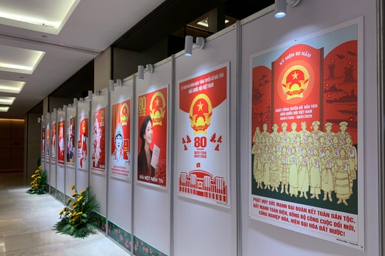 Ấn tượng không gian tranh cổ động tại Triển lãm “Quốc hội Việt Nam - 80 năm đồng hành cùng dân tộc”