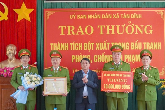 Bắc Ninh: UBND xã Tân Dĩnh khen thưởng đột xuất Công an xã vì thành tích xuất sắc trong cao điểm tấn công, trấn áp tội phạm