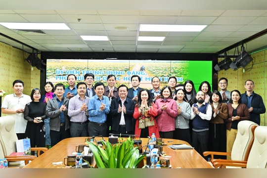 Phó Chủ tịch Quốc hội Lê Minh Hoan chia sẻ kinh nghiệm báo chí với cán bộ chủ chốt Báo Đại biểu Nhân dân
