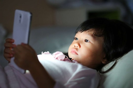 Khi trẻ em tiếp cận công nghệ mới: Từ tung hô đến tẩy chay