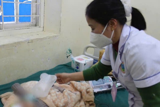 Cảnh báo sởi biến chứng viêm phổi, suy hô hấp nặng ở trẻ chưa đến tuổi tiêm phòng