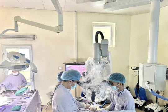 Phẫu thuật kịp thời khối u tủy ngực, cứu người phụ nữ 31 tuổi khỏi nguy cơ liệt