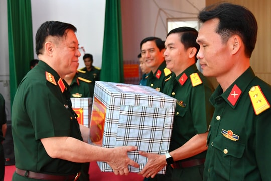 Chủ nhiệm Tổng cục Chính trị Quân đội nhân dân Việt Nam Nguyễn Trọng Nghĩa thăm, tặng quà tại An Giang