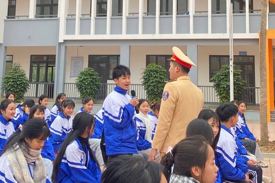 Phòng Cảnh sát giao thông Công an tỉnh Lào Cai đẩy mạnh tuyên truyền, hướng dẫn kỹ năng lái xe gắn máy an toàn cho học sinh
