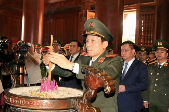 Bộ trưởng Bộ Công an, Đại tướng Lương Tam Quang dâng hương tưởng niệm Chủ tịch Hồ Chí Minh