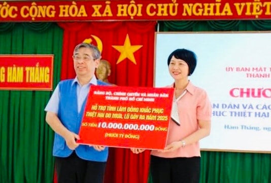 TP. Hồ Chí Minh trao hơn 10 tỷ đồng hỗ trợ tỉnh Lâm Đồng khắc phục thiệt hại do thiên tai
