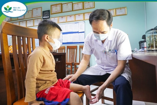 Kỳ tích y học: Xoay cẳng chân 180 độ giúp trẻ mắc thiểu sản xương đùi bẩm sinh phục hồi vận động