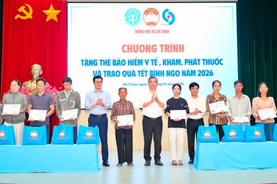 TP. Hồ Chí Minh: Trao thẻ BHYT đến người dân có hoàn cảnh khó khăn tại xã Hồ Tràm