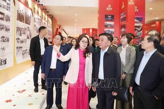 Trưng bày ảnh "Dưới cờ Đảng - Đất nước tiến vào kỷ nguyên mới"