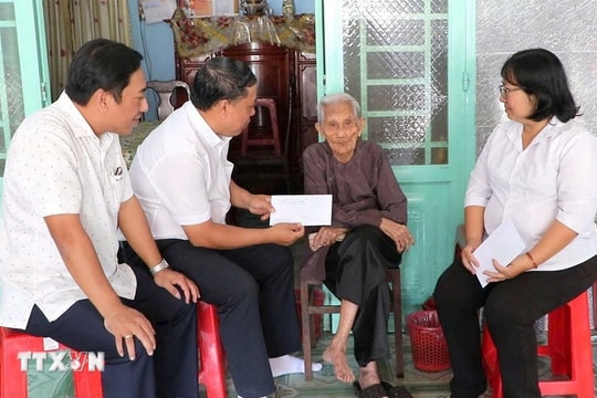 Over 5.88 million social beneficiaries receive cash gifts ahead of Party Congress, Tet