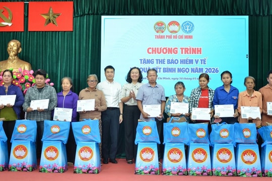 BHXH TP. Hồ Chí Minh: Nhân rộng chương trình tặng thẻ BHYT